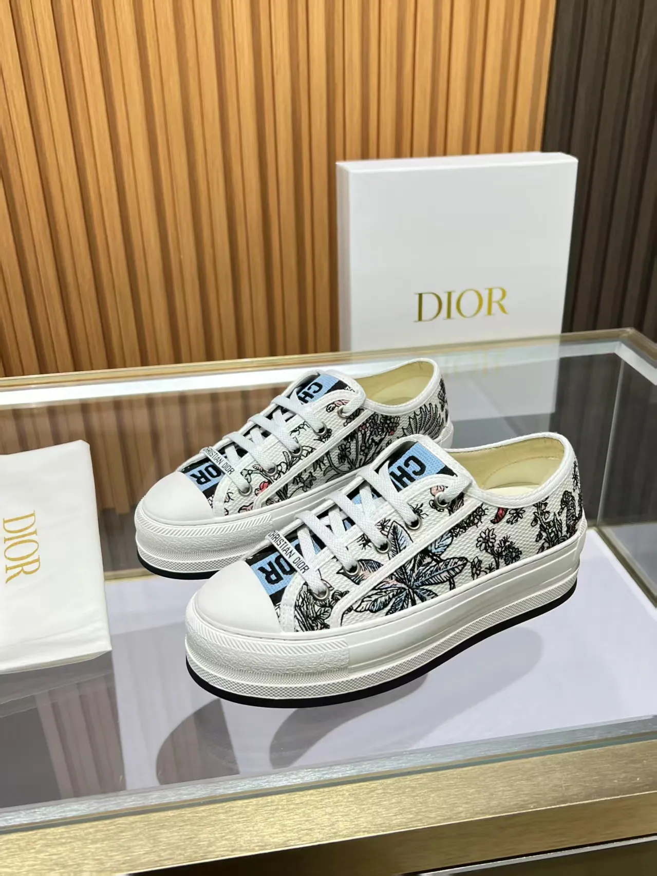 👟👟Ex-factory price 520👟👟 Walk‘n’Dior embroidered mid-top casual shoes are new in 2025. On the fashion stage, Dior embroidered shoes are the well-deserved protagonist. Delicate stitching is used on the upper, every stitch is devoted to the craftsman's efforts, and every thread is woven with artistic poetry. From complex floral patterns to smart geometric textures, embroidery is like the magic that gives shoes life, allowing them to show dynamic beauty even in static conditions.   Wearing Dior embroidered shoes feels like stepping into a dream world full of art. It is not only a pair of shoes, but also a walking piece of art that perfectly integrates fashion and culture. Whether you are strolling on the bustling city streets or attending important social occasions, Dior embroidered shoes can add unique charm to your style and become the focus of everyone's attention.   Choosing Dior embroidered shoes means choosing a persistent pursuit of quality and a unique understanding of fashion. Let it accompany you through every wonderful moment and leave your own fashion mark.  Material: Sheepskin lining, feet, silk cowhide, size 35-41, heel height 5cm